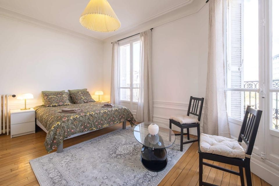 Eiffel Tower View 3BR Balcony Apartment in Paris