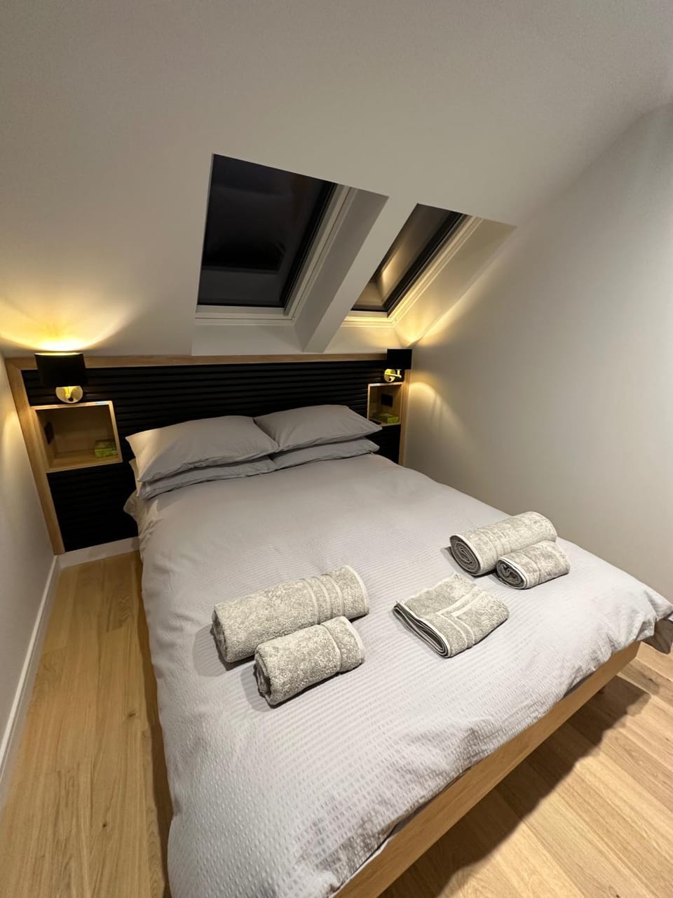 Bed, Bedroom, towels