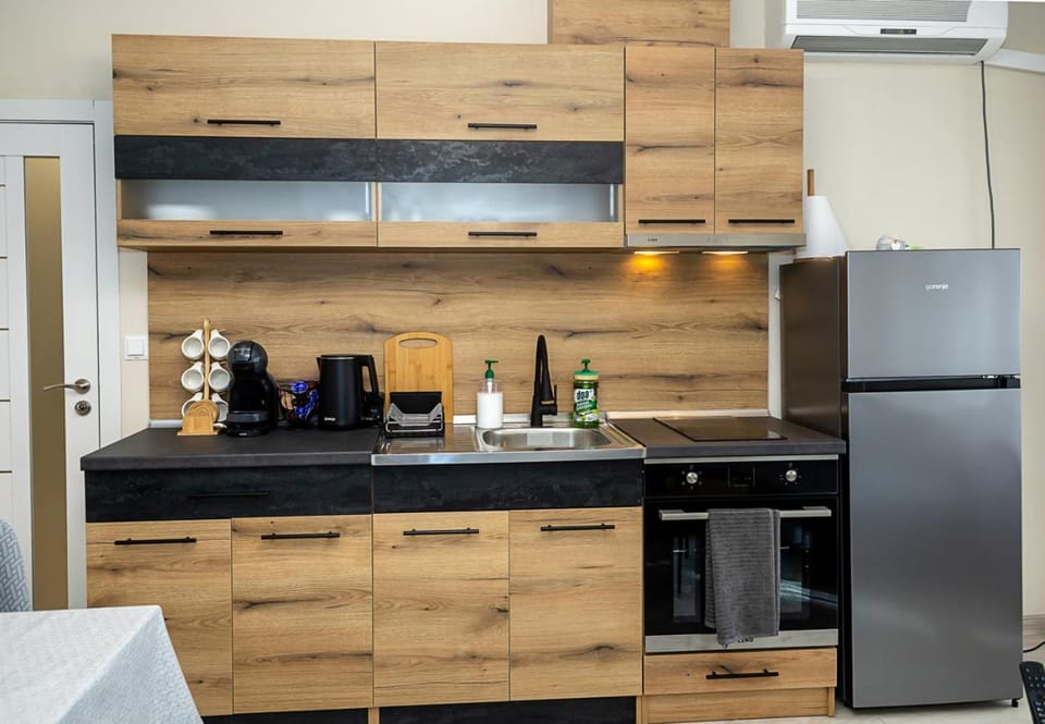 Coffee/tea facilities, Kitchen or kitchenette, oven, stove