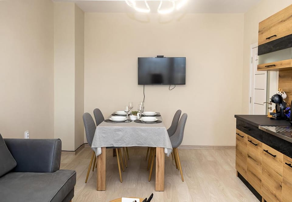 TV and multimedia, Kitchen or kitchenette, Living room, Seating area, Dining area