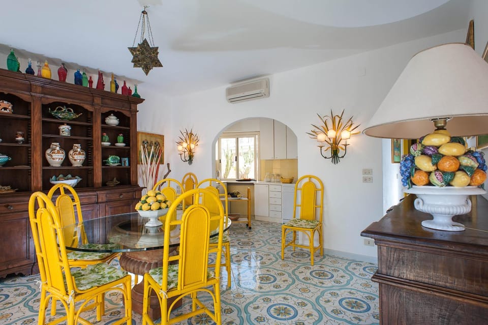 Kitchen or kitchenette, Living room, Seating area, kitchen