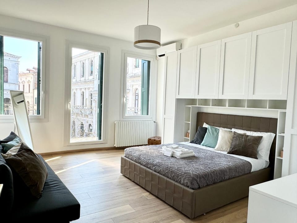 Bed, TV and multimedia, Bedroom, wardrobe, air conditioner