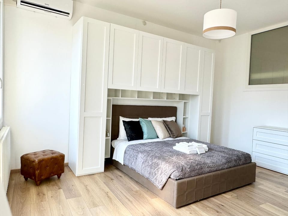 Bed, TV and multimedia, Bedroom, wardrobe, air conditioner
