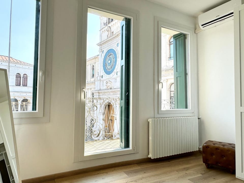 Bed, TV and multimedia, Bedroom, City view, Landmark view, wardrobe, air conditioner