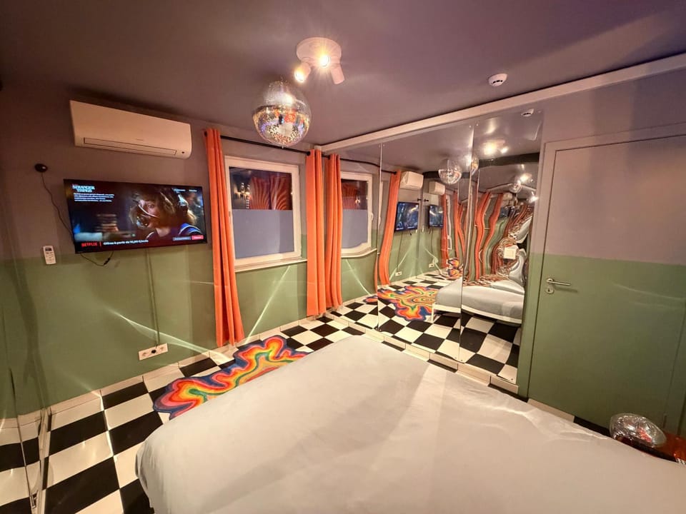 Bed, TV and multimedia, Bedroom