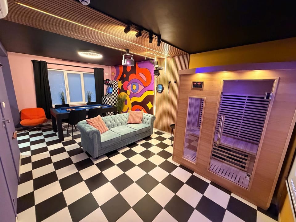 Billiard, Sauna, Living room, Dining area