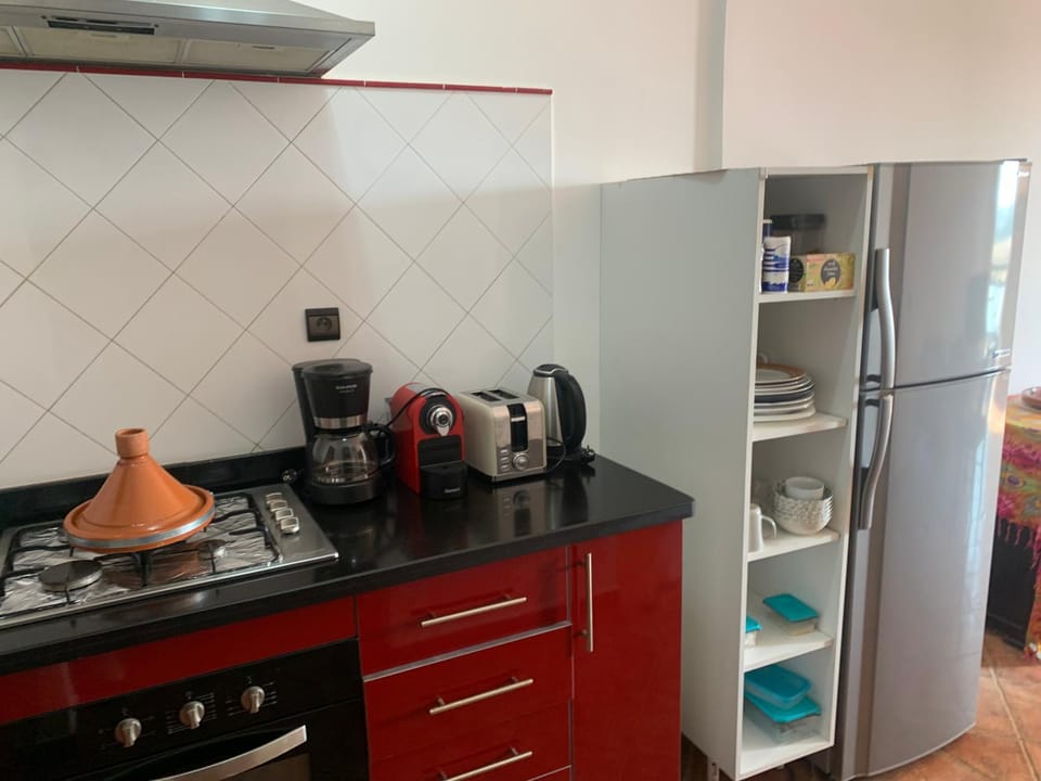Coffee/tea facilities, oven, stove, toaster