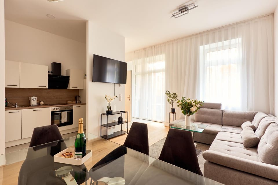 Communal lounge/ TV room, TV and multimedia, Coffee/tea facilities, Kitchen or kitchenette, Living room, Seating area, Dining area, Evening entertainment, minibar, oven, pet friendly, stove