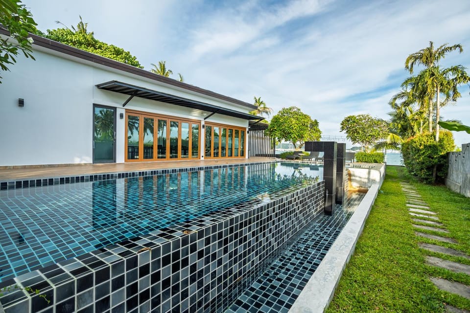 Property building, Day, Garden, Garden view, Pool view, Swimming pool