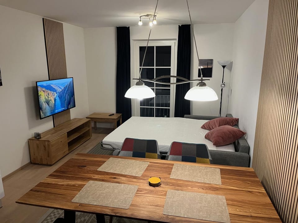 Bed, TV and multimedia, Living room