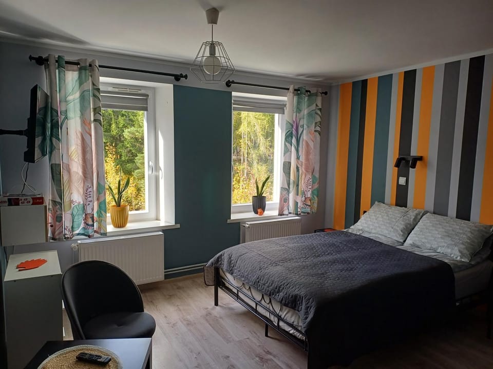 Bed, Photo of the whole room, Seating area, Bedroom
