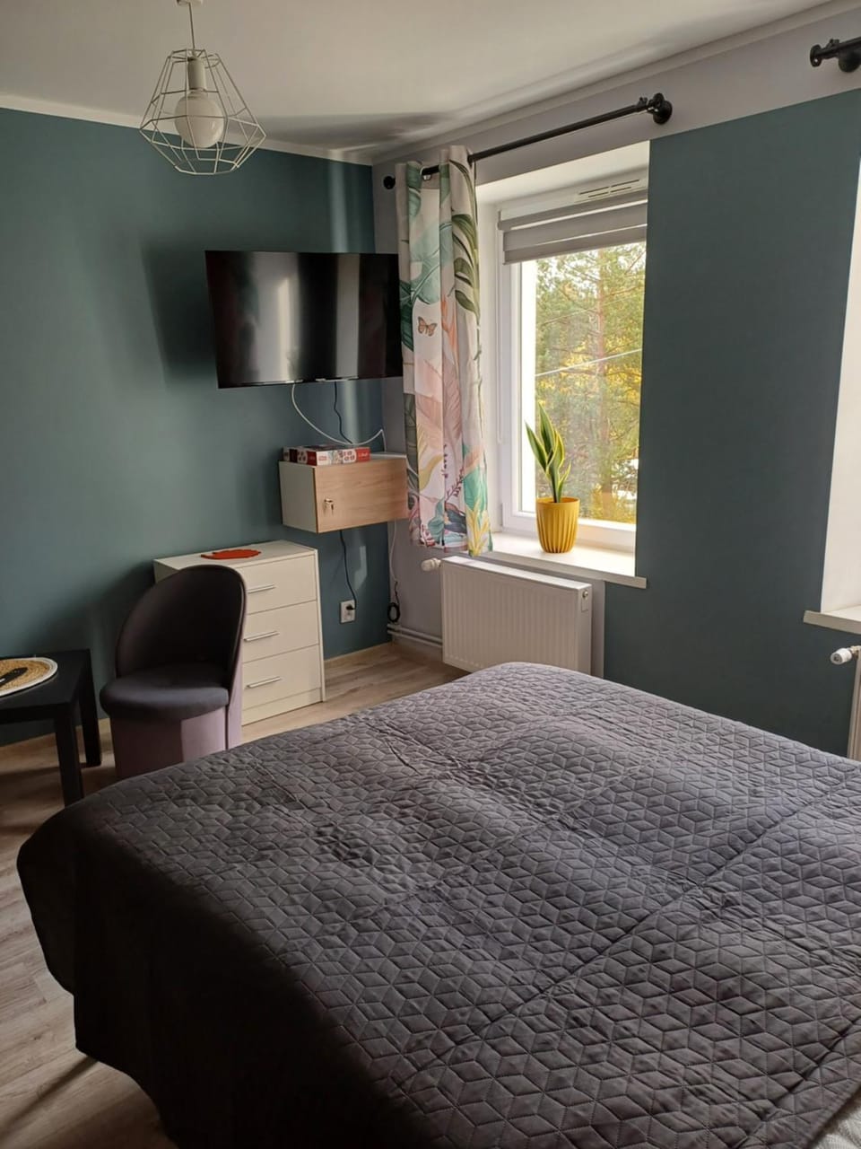 Bed, TV and multimedia, Photo of the whole room, Seating area, Bedroom