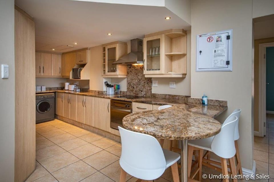 Kitchen or kitchenette, Dining area, oven, stove