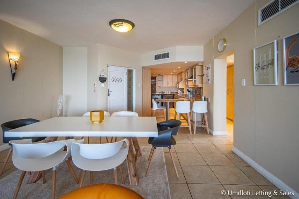 Kitchen or kitchenette, Seating area, Dining area, air conditioner