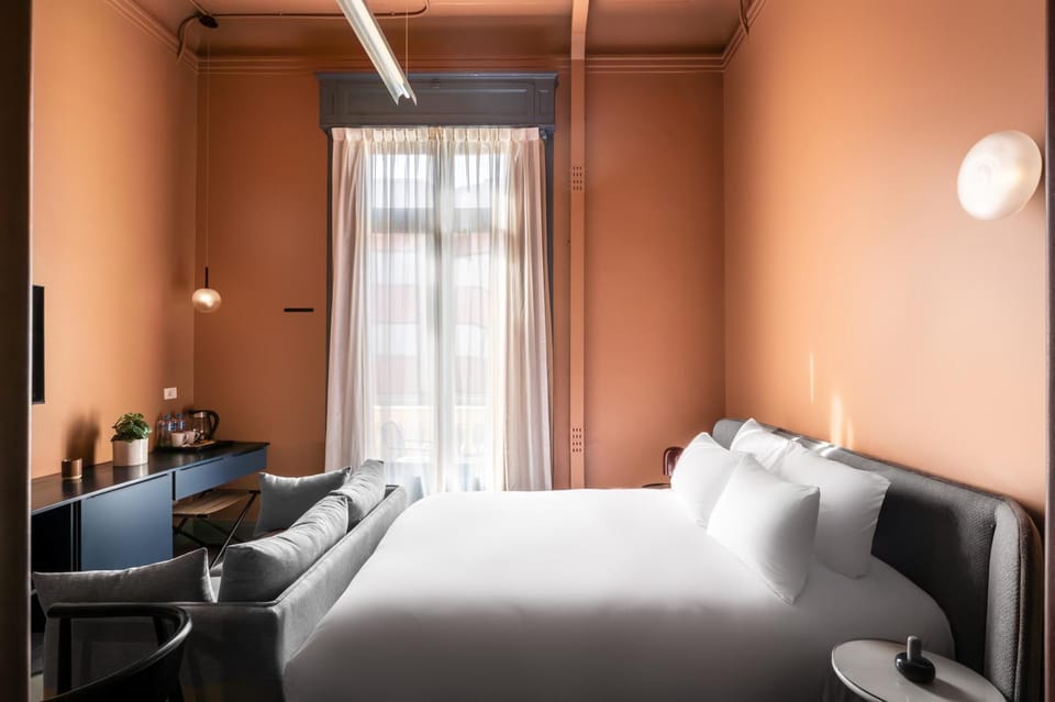 Bed, Seating area, Bedroom