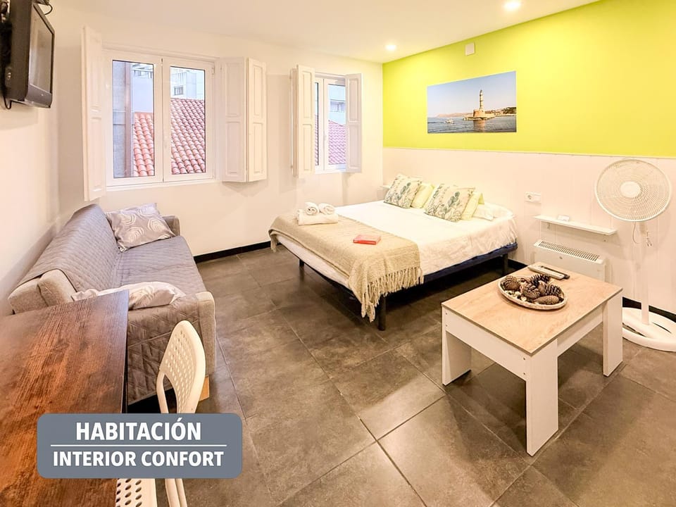 Bed, TV and multimedia, Photo of the whole room, Seating area, Bedroom, towels
