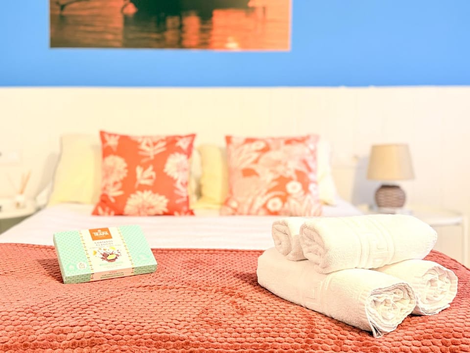 Bed, Photo of the whole room, Bedroom, towels