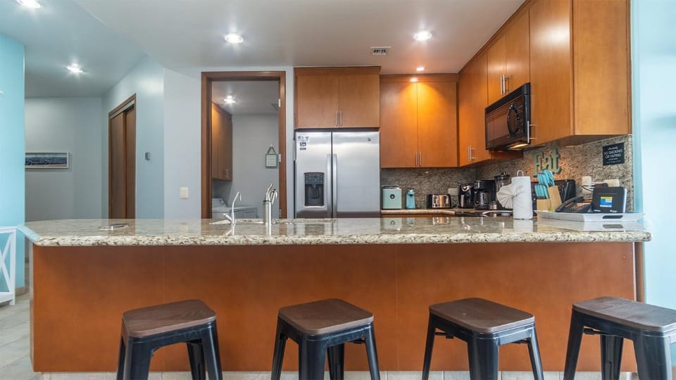 Coffee/tea facilities, Kitchen or kitchenette, Dining area, oven, stove, toaster