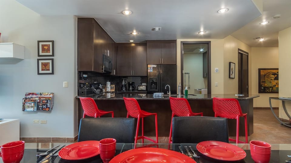 Coffee/tea facilities, Kitchen or kitchenette, Seating area, Dining area