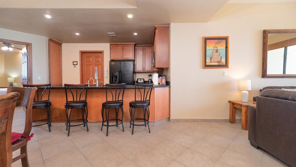 Kitchen or kitchenette, Seating area, Dining area