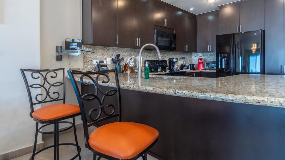 Coffee/tea facilities, Kitchen or kitchenette, Seating area, Dining area, stove