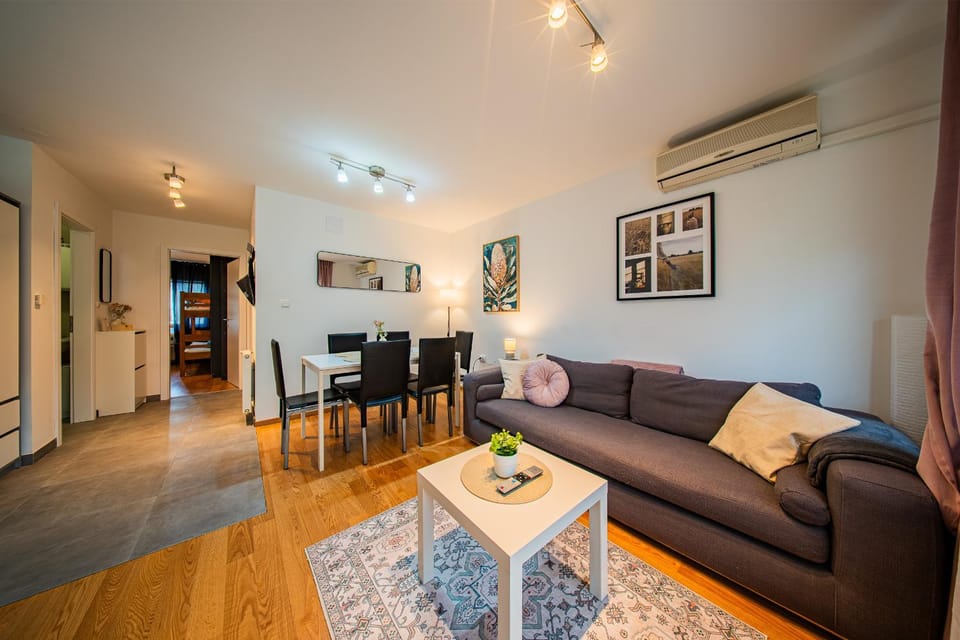 Living room, Seating area, Dining area, air conditioner
