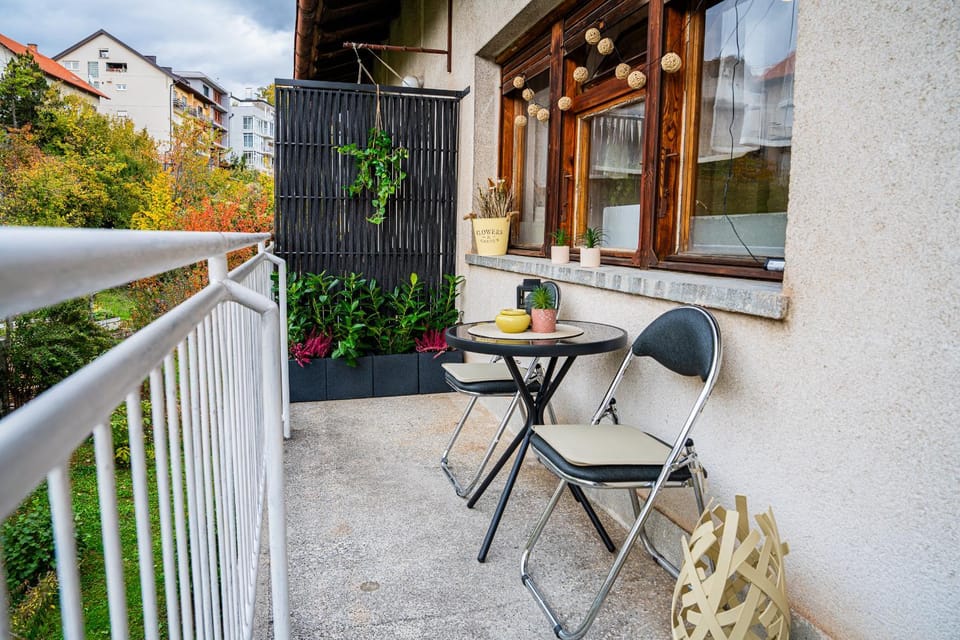 Property building, Patio, Balcony/Terrace, Balcony/Terrace, Seating area