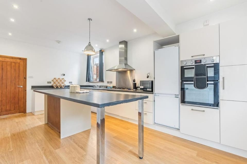 Kitchen or kitchenette, Dining area, dishwasher, minibar, oven, stove, toaster