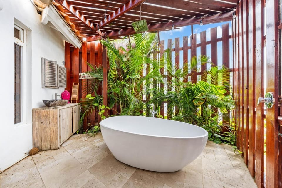 Beautiful 5BR Villa *Zen*Nature*Views*BBQ*BathTub* Villa in Noord