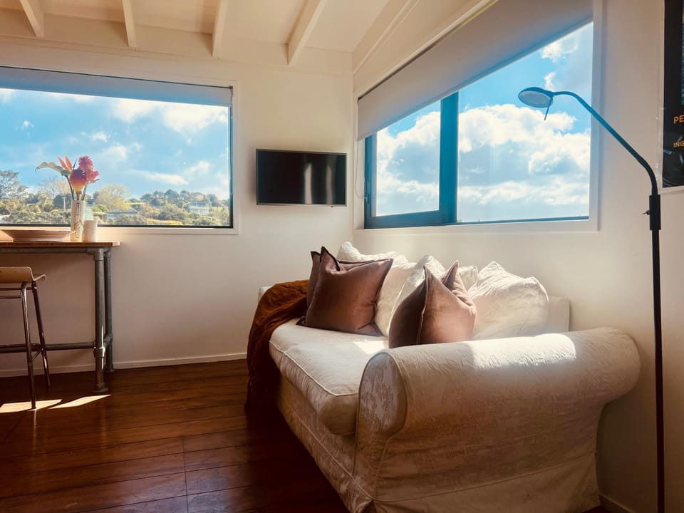 Natural landscape, TV and multimedia, Seating area, Bedroom
