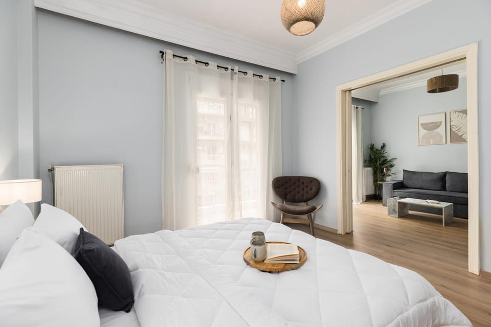 Bed, TV and multimedia, Living room, Photo of the whole room, Seating area, Bedroom