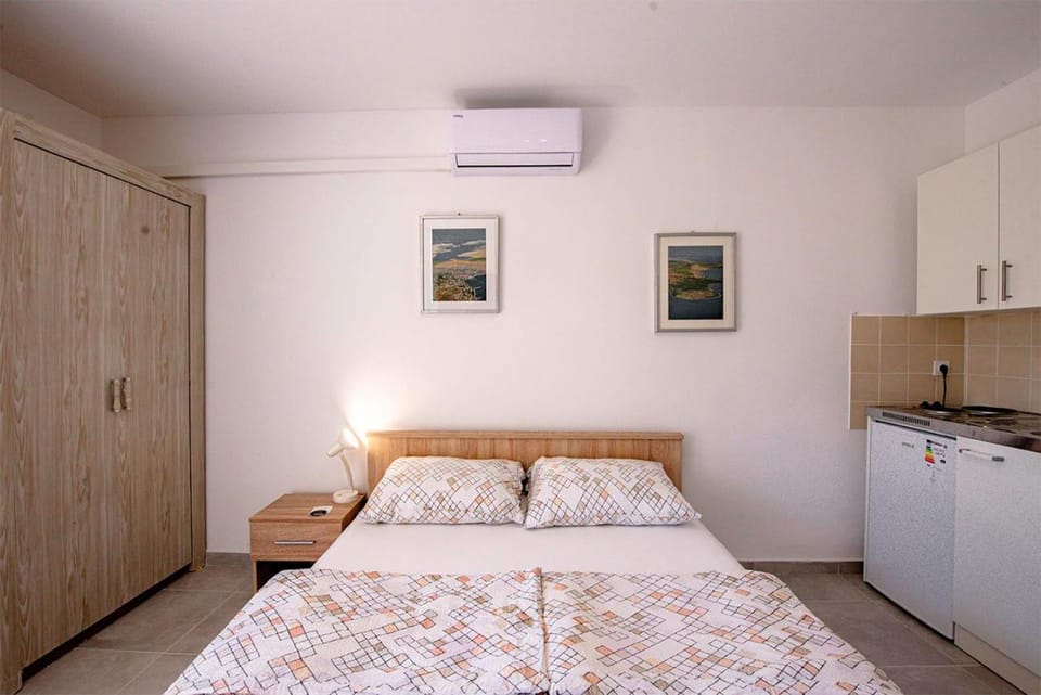 Bed, Photo of the whole room, air conditioner