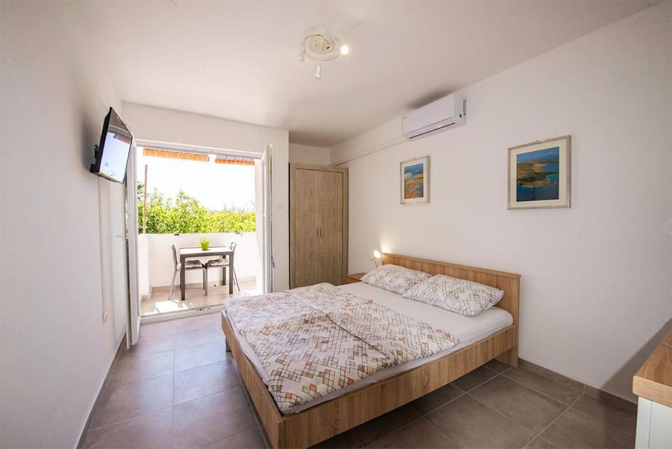 Bed, TV and multimedia, Photo of the whole room, Bedroom, air conditioner