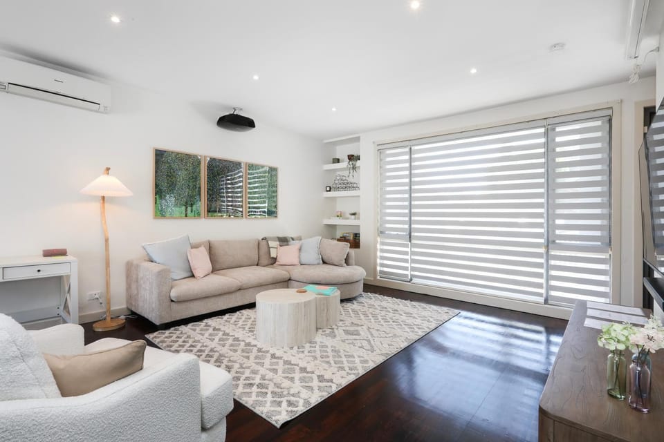 Living room, Seating area, air conditioner
