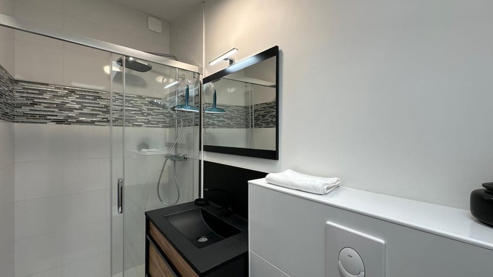 Shower, Bathroom, towels