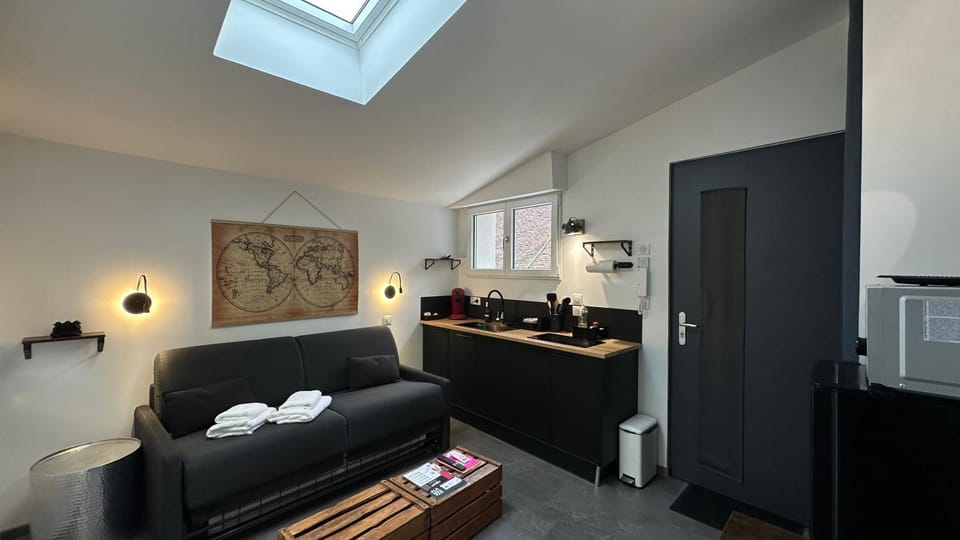 Bed, TV and multimedia, Living room, Photo of the whole room, Seating area, Bedroom