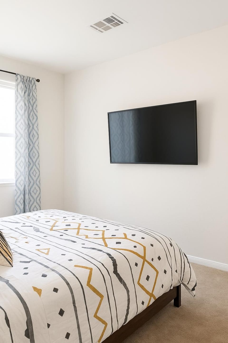 Bed, TV and multimedia, Photo of the whole room, Bedroom