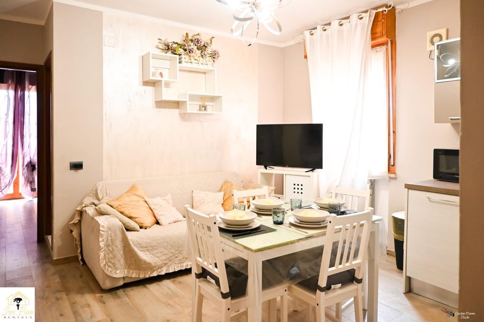 Communal lounge/ TV room, TV and multimedia, Living room, Seating area, Dining area, Evening entertainment