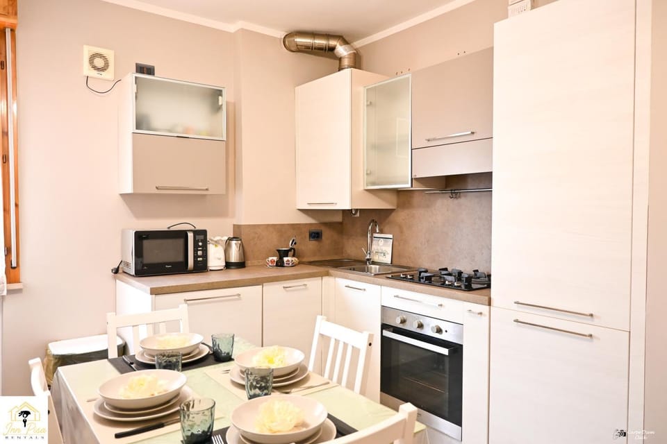 Coffee/tea facilities, Kitchen or kitchenette, Dining area, oven, stove
