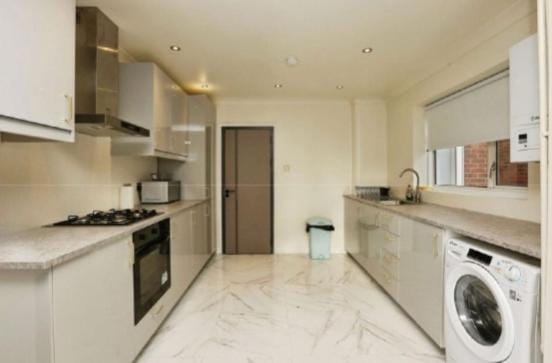 Bittern Lodge Homestay with Free Street Parking Spacious Kitchen with a Modern Bathroom Near the River Itchen in a peaceful neighborhood Vacation rental in Southampton