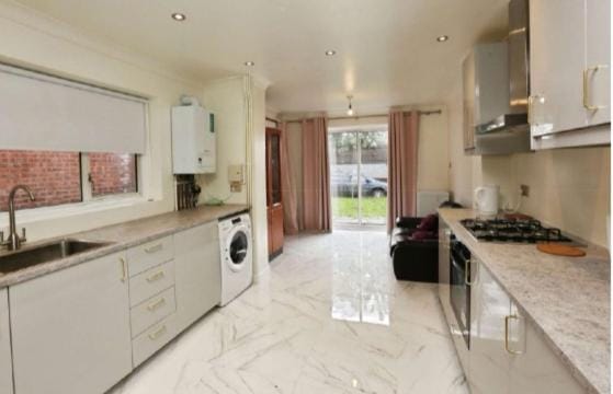 Bittern Lodge Homestay with Free Street Parking Spacious Kitchen with a Modern Bathroom Near the River Itchen in a peaceful neighborhood Vacation rental in Southampton