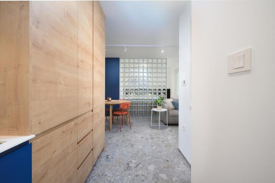 Kitchen or kitchenette, Seating area, Dining area