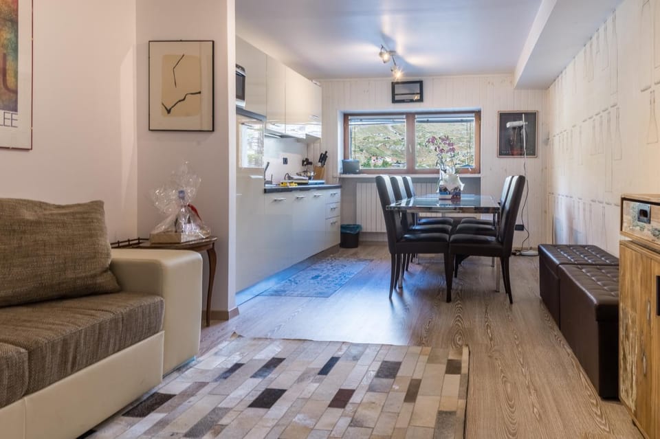 Living room, Dining area, pet friendly