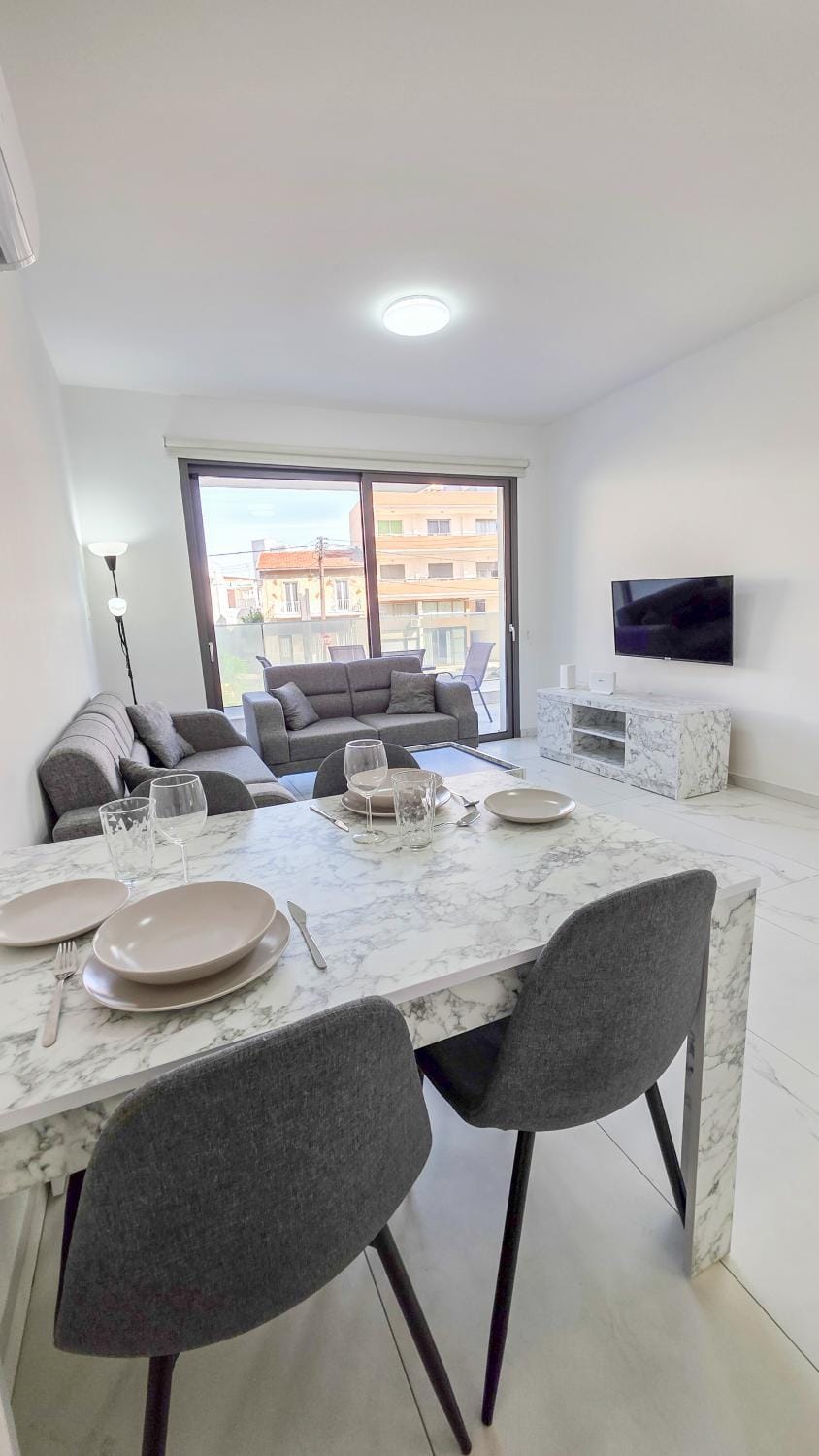 TV and multimedia, Kitchen or kitchenette, Living room, Seating area, Dining area