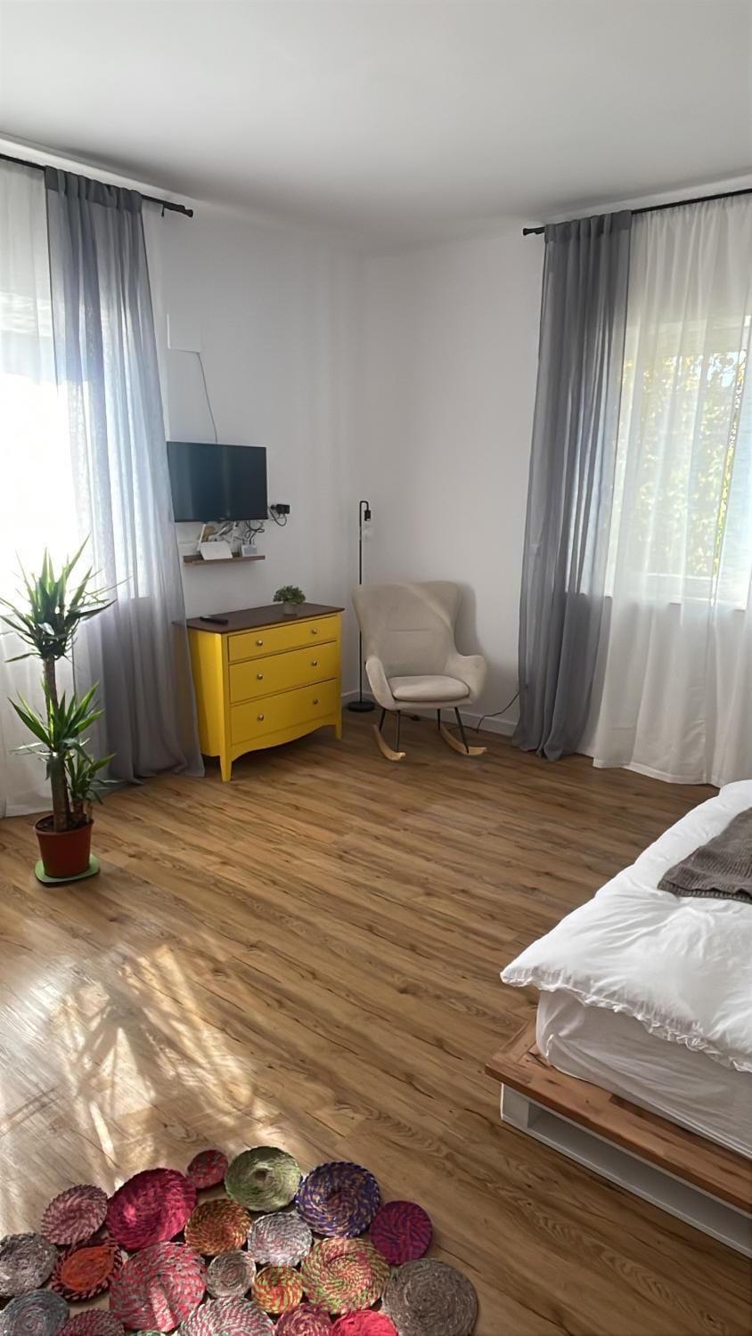 Communal lounge/ TV room, Bed, TV and multimedia, Bedroom