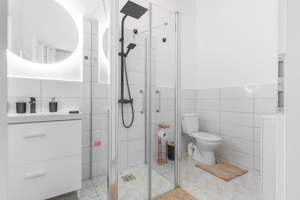 Shower, Toilet, Bathroom, towels