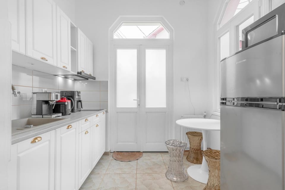 Coffee/tea facilities, Kitchen or kitchenette, minibar, stove