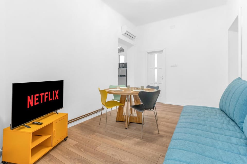 Communal lounge/ TV room, TV and multimedia, Living room, Seating area, Dining area, Evening entertainment, air conditioner