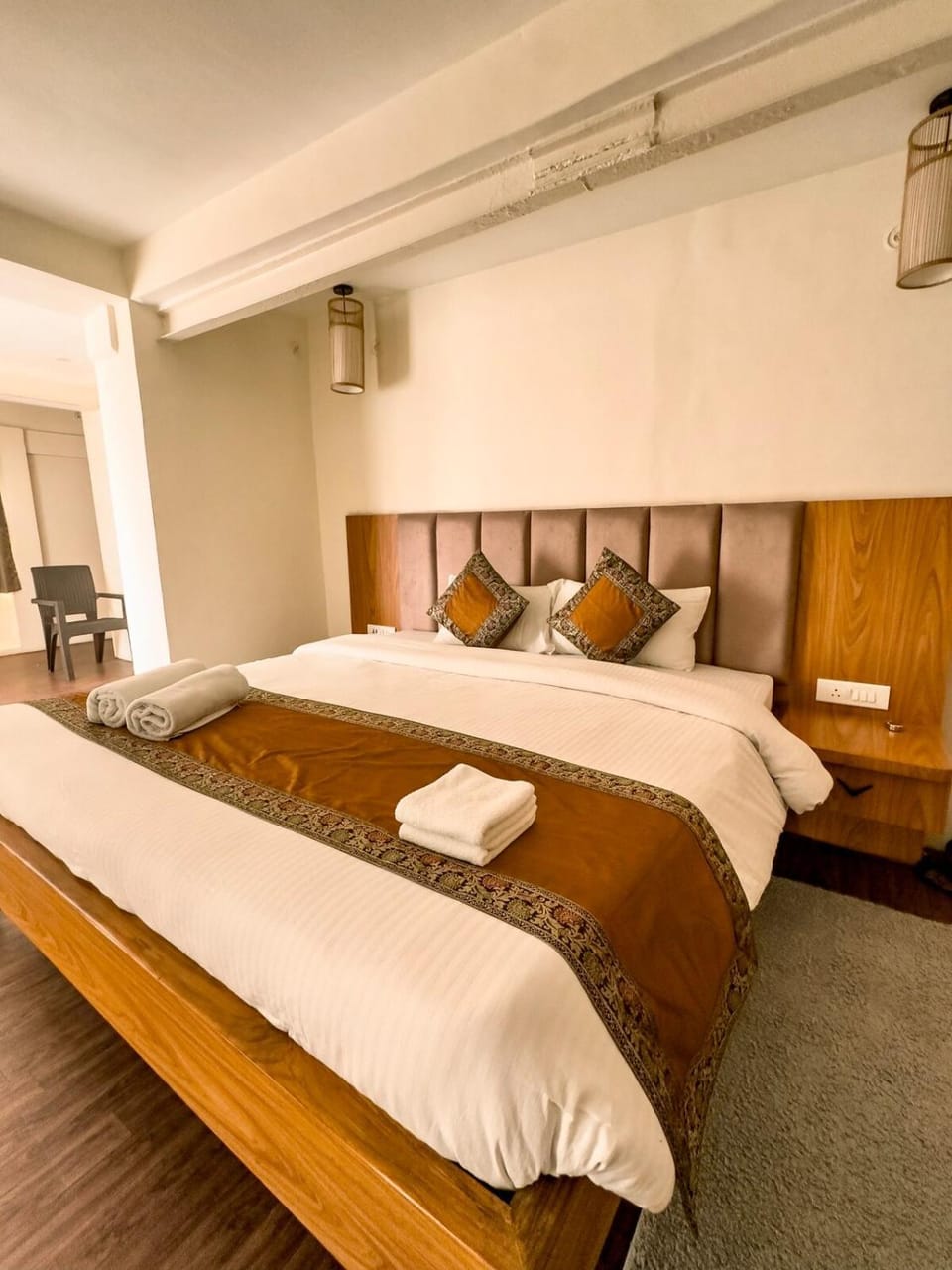 Bed, Bedroom, towels