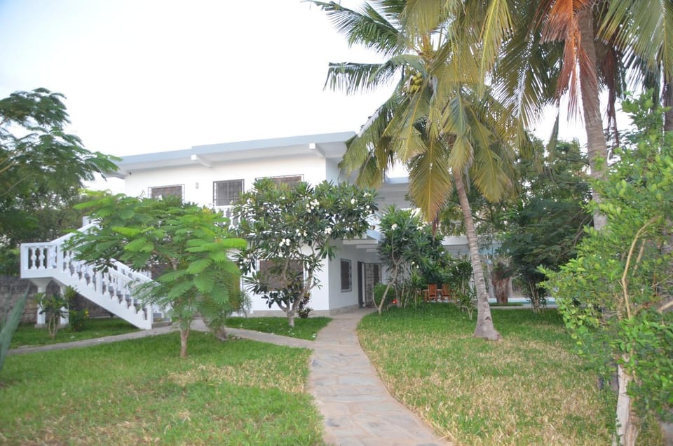 Property building, Day, Garden, Garden, Garden view
